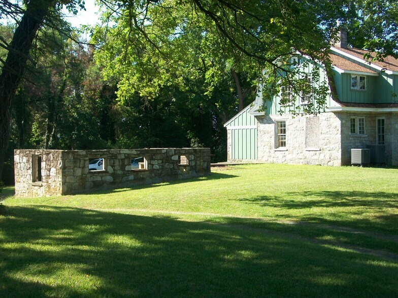 More Photos Of 328 Buckmarsh St, Berryville Flex For Sale