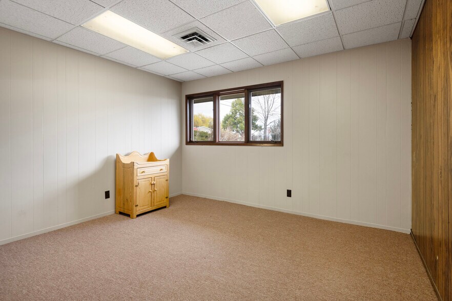 More Photos Of 615 Timber Ln, Maupin Office For Sale