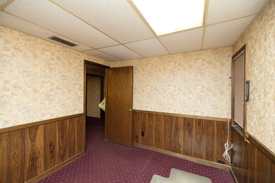 More Photos Of 504 N Poplar St, Peabody Medical For Sale