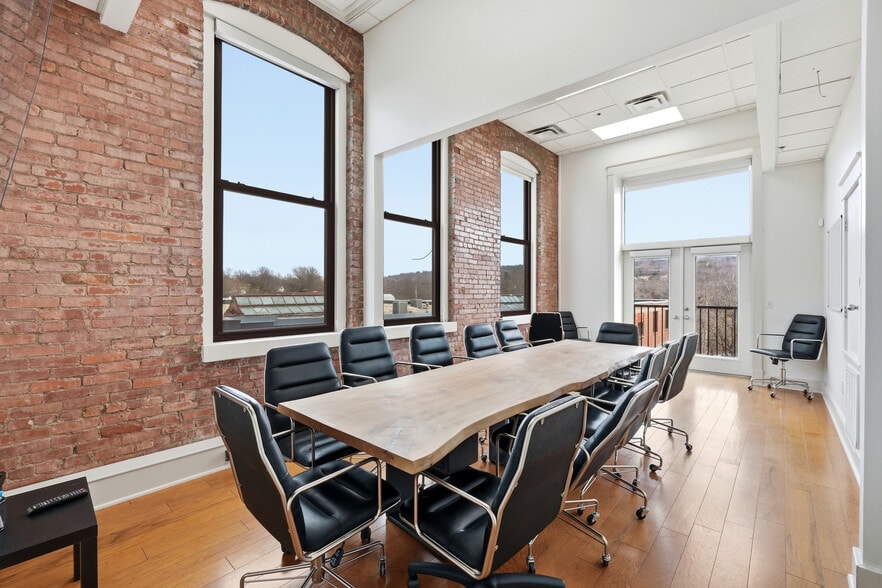 More Photos Of 2 N College Ave, Fayetteville Office For Lease