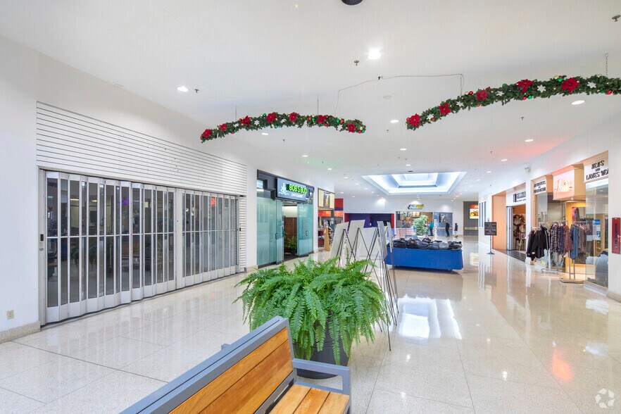 More Photos Of 417 Wellington St, St Thomas Freestanding For Lease