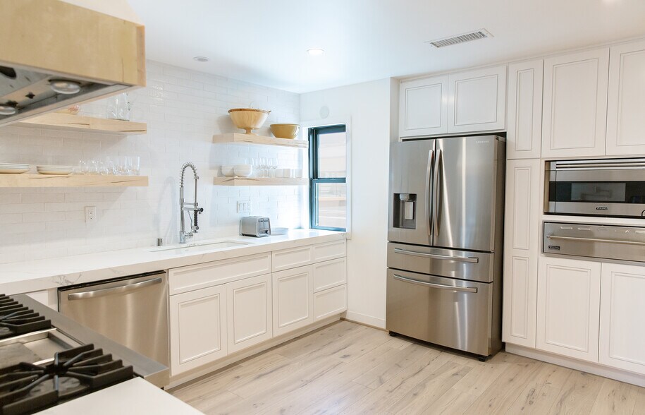 More Photos Of 511 E Balboa Blvd, Newport Beach Storefront Retail Residential For Sale