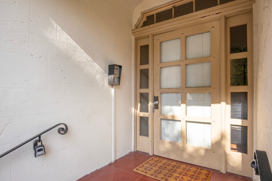 More Photos Of 803 N Detroit St, Los Angeles Apartments For Sale