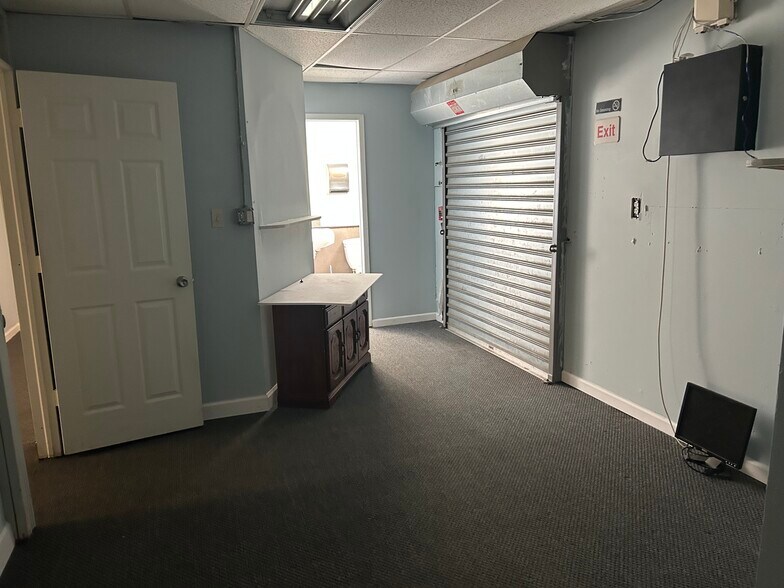 More Photos Of 3694 Horseblock Rd, Medford Storefront Retail Office For Lease