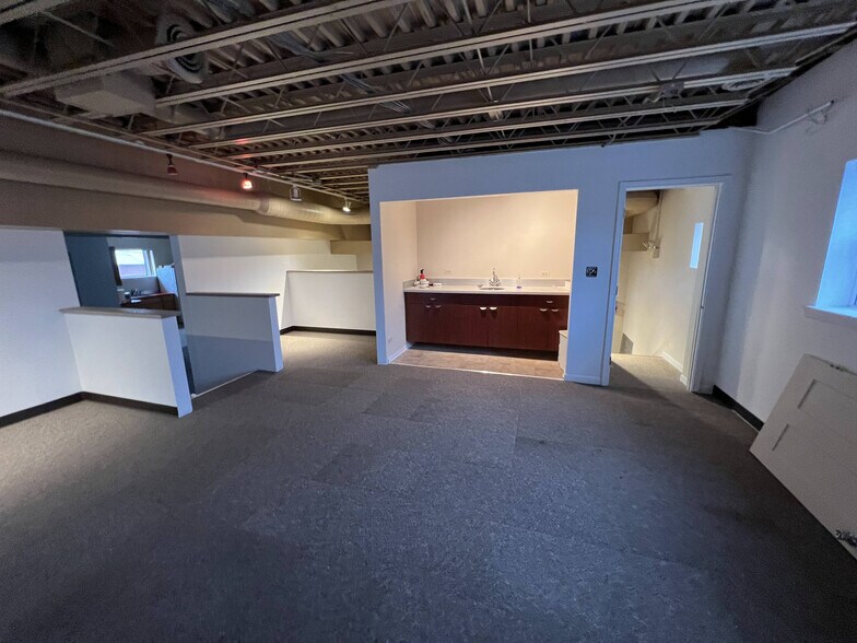 More Photos Of 6575-6577 N Avondale Ave, Chicago Service For Lease