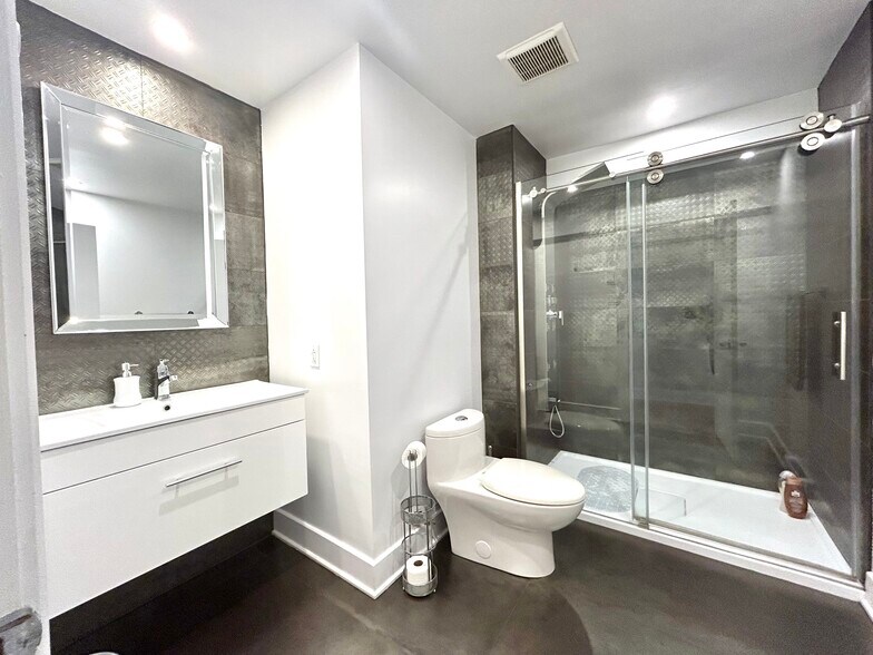 More Photos Of 211 Rue de la Commune O, Montréal Storefront Retail Residential For Sale