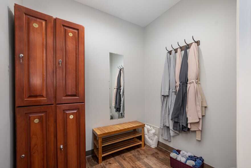 More Photos Of 4456-4460 Bridgetown Rd, Cincinnati Office For Lease