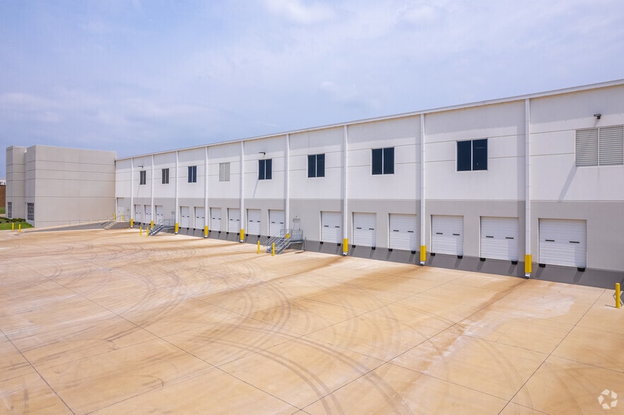 More Photos Of 540 S Town East Blvd, Mesquite Distribution For Lease