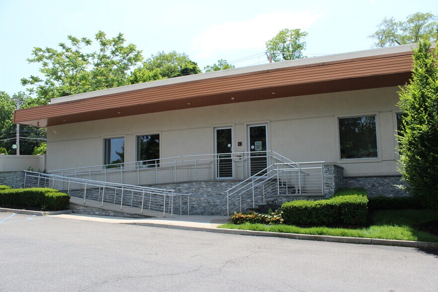 More Photos Of 607 W Jericho Tpke, Huntington General Retail For Lease