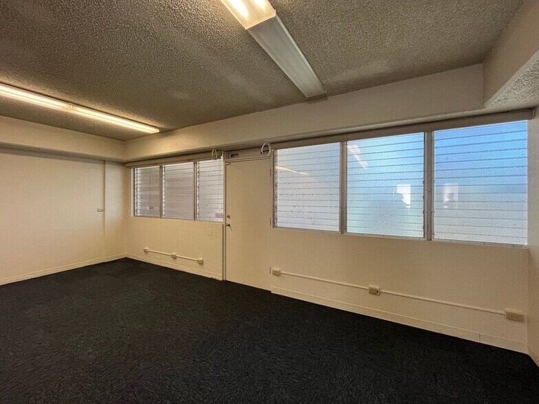 More Photos Of 931 University Ave, Honolulu General Retail For Sale