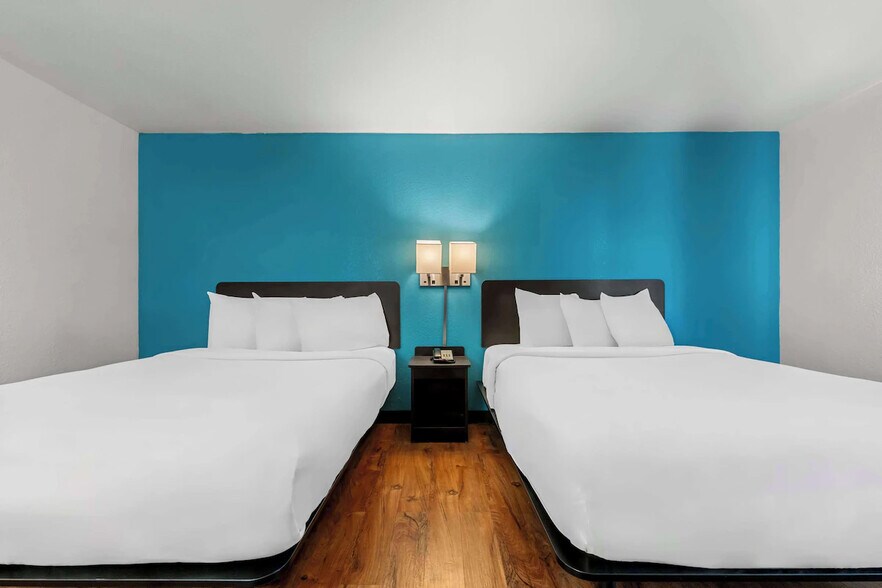 More Photos Of 2031 Military St S, Hamilton Hotel For Sale