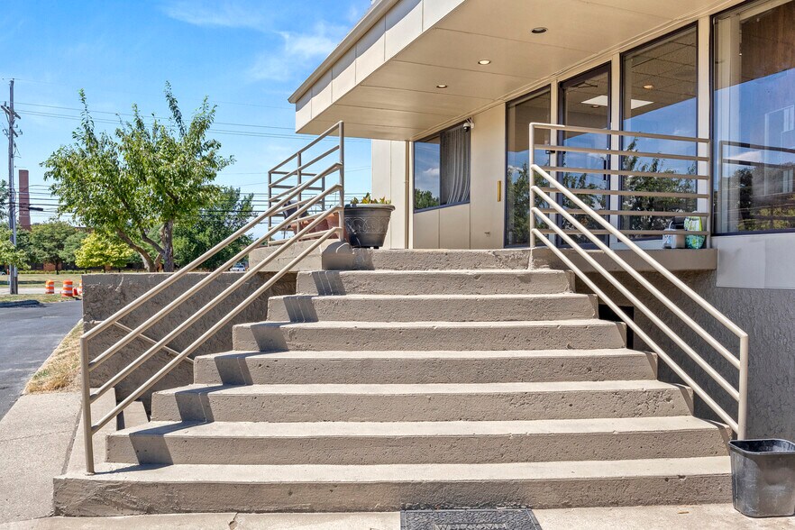 More Photos Of 24724 Lahser Rd, Southfield Office For Sale