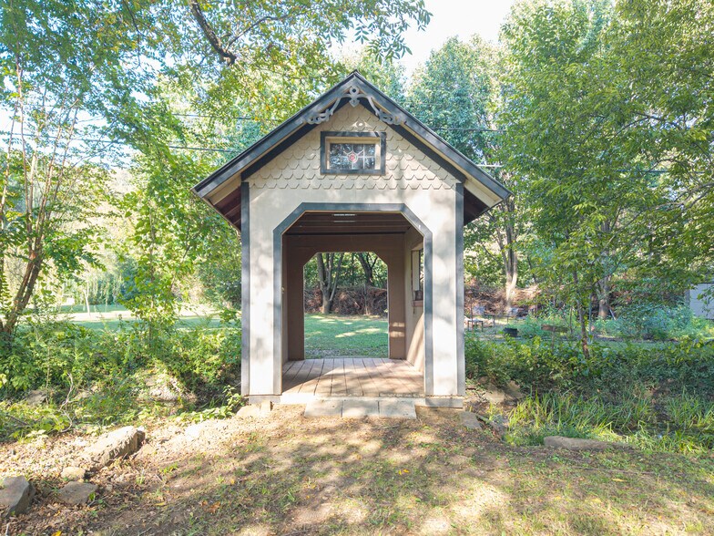 More Photos Of 411 E Front Ave, Chester Hospitality For Sale