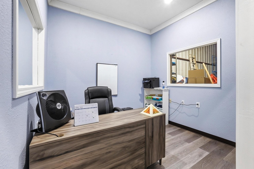 More Photos Of 3301 S State Highway 121, Bonham Showroom For Sale