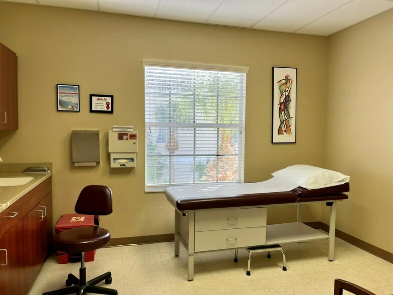 More Photos Of 836 Sunset Lake Blvd, Venice Medical For Sale