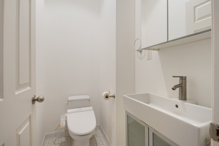 More Photos Of 19 E 75th St, New York Storefront Retail Office For Sale