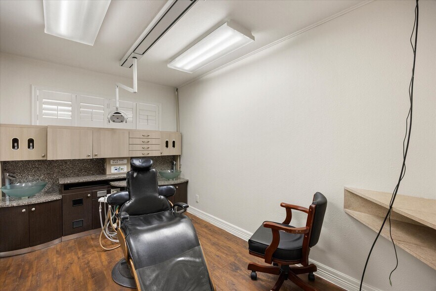 More Photos Of 310 W Bluff St, Granbury Office For Sale