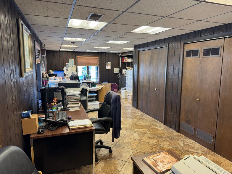 More Photos Of 213 Amendodge Dr, Shorewood Manufacturing For Sale