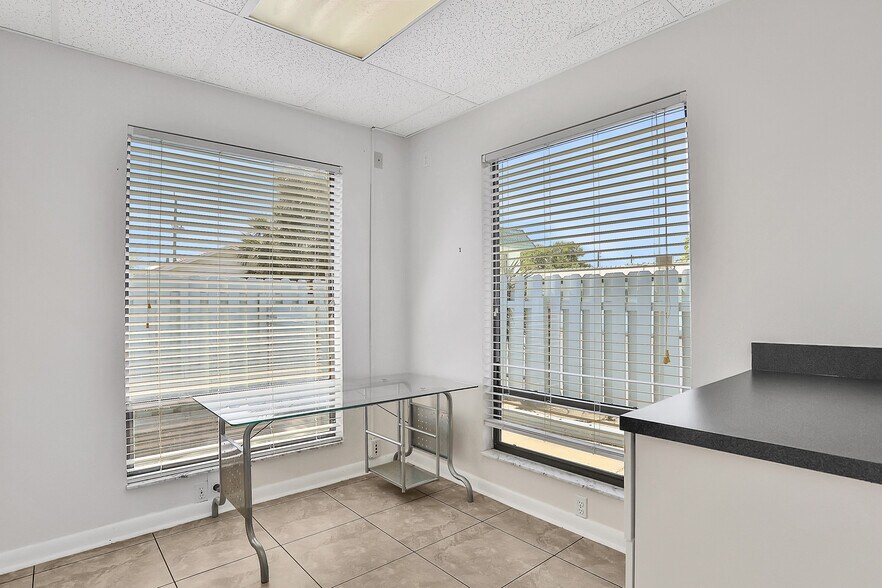 More Photos Of 162 Peninsula Dr S, Daytona Beach Medical For Sale