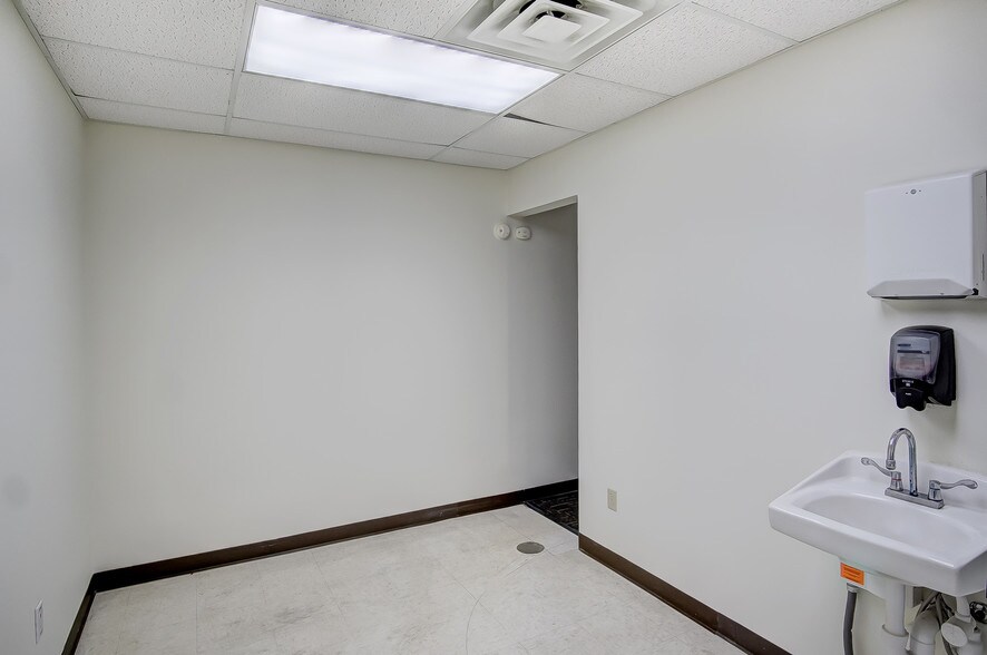 More Photos Of 1-19 E Pleasant St, Springfield Medical For Sale
