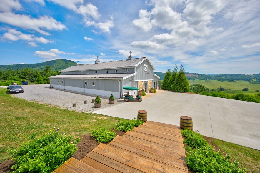 More Photos Of 639 Wagon Wheel Rd, Elk Creek Lodge Meeting Hall For Sale