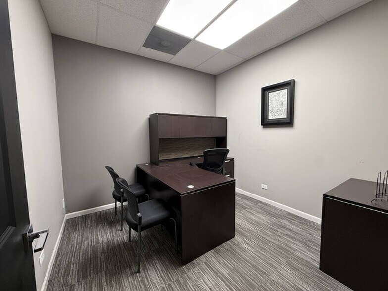 More Photos Of 777 E Algonquin Rd, Algonquin Storefront Retail Office For Lease