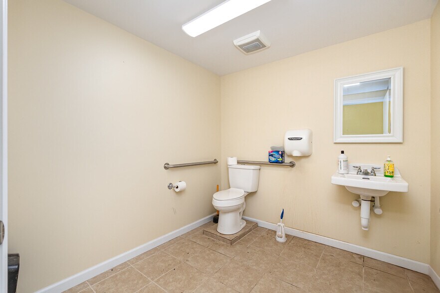 More Photos Of 222 W Plane St, Bethel Storefront For Sale