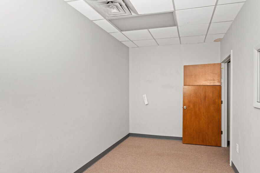More Photos Of 1212 S Air Depot Blvd, Oklahoma City Office For Sale