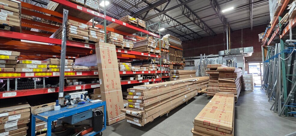 More Photos Of 4 Thomas Dr, Westbrook Showroom For Lease