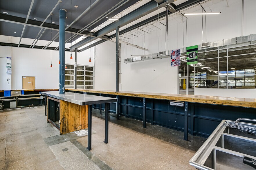 More Photos Of 10420 Metric Blvd, Austin Warehouse For Lease