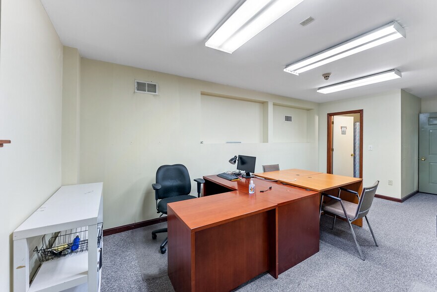 More Photos Of 6 Industrial Pky, Easthampton Manufacturing For Lease