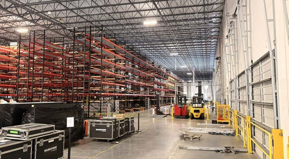 More Photos Of 3851 W D Judge Dr, Orlando Warehouse For Lease