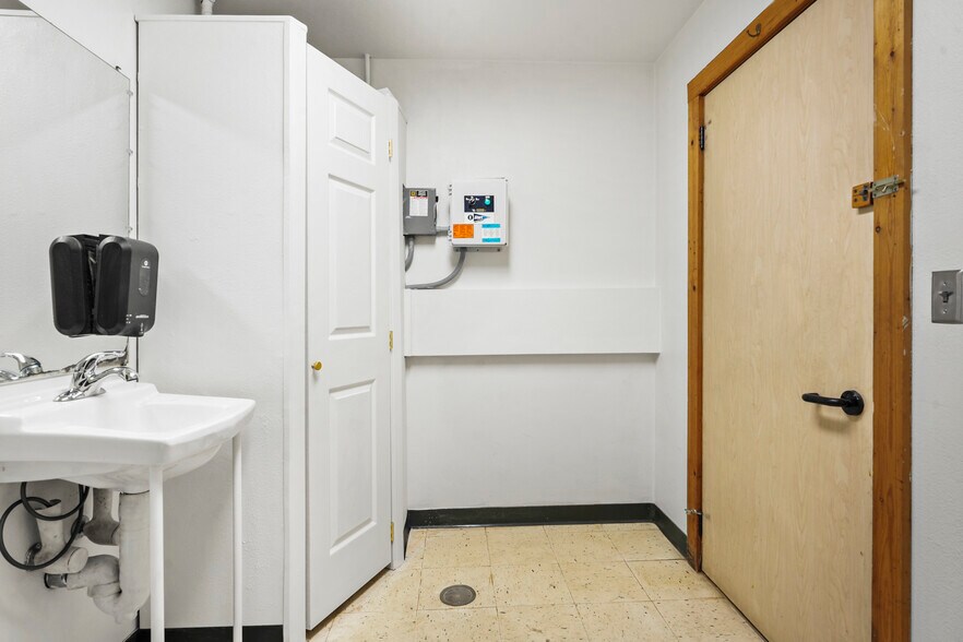 More Photos Of 4811 Curtis Rd, Dodgeville Warehouse For Sale