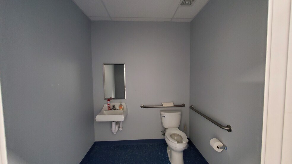 More Photos Of 657-673 E Broadway Blvd, Jefferson City Office For Lease