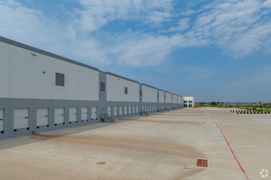More Photos Of 900 Heritage Trace Pky, Fort Worth Warehouse For Lease