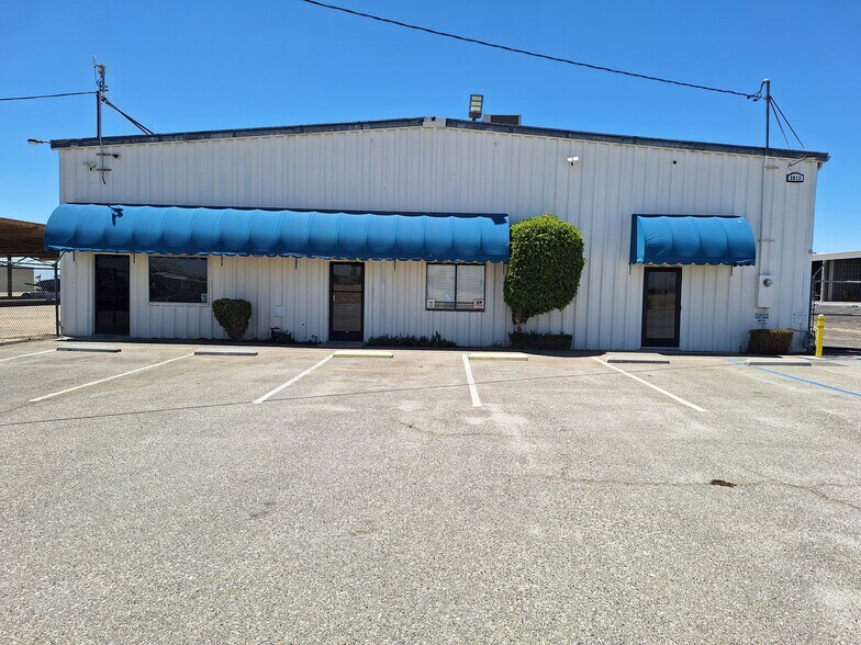 Primary Photo Of 2813 Hanger Way, Bakersfield Airplane Hangar For Lease