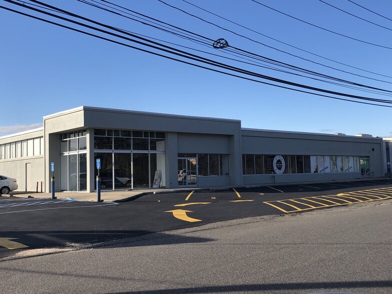 More Photos Of 51 Frost St, Westbury Showroom For Lease