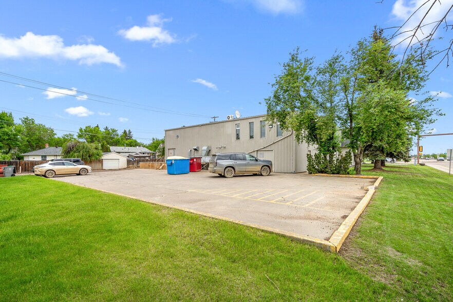 More Photos Of 5402 44 St, Lloydminster Freestanding For Sale