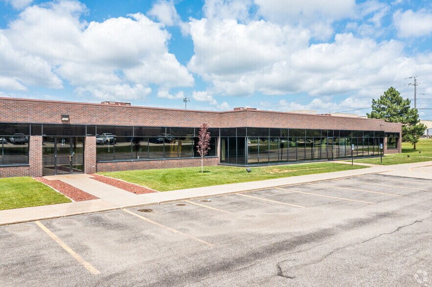 More Photos Of 4000-4100 114th St, Urbandale Flex For Lease