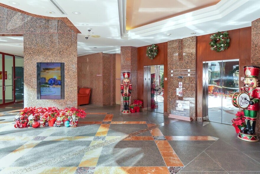 More Photos Of 2033 Main St, Sarasota Office For Lease