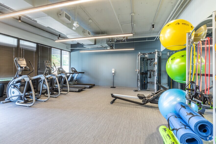 More Photos Of 1945 Old Gallows Rd, Vienna Medical For Lease