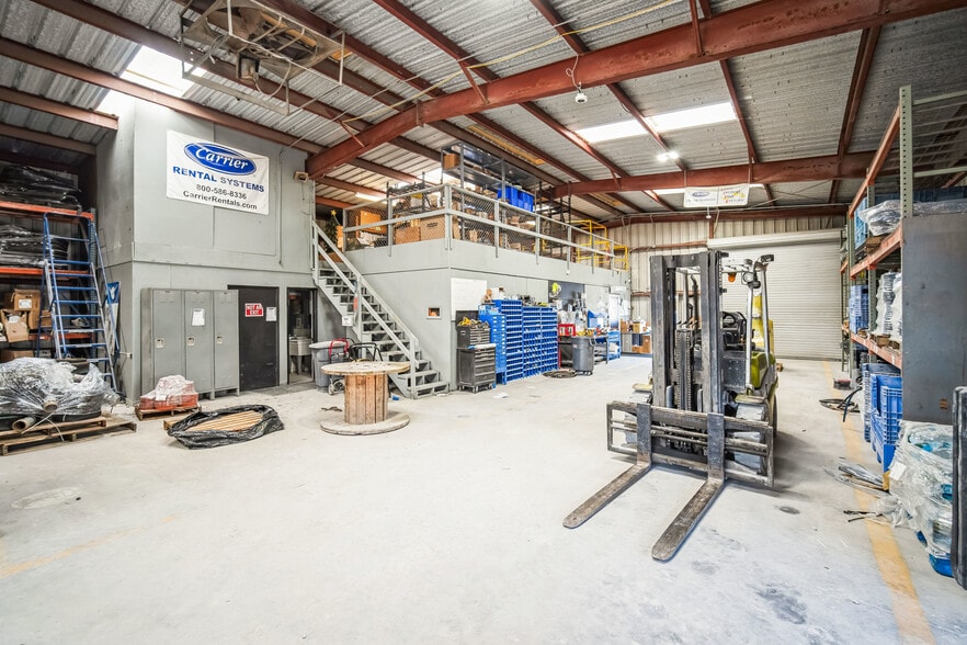 More Photos Of 2710 S Combee Rd, Lakeland Warehouse For Lease