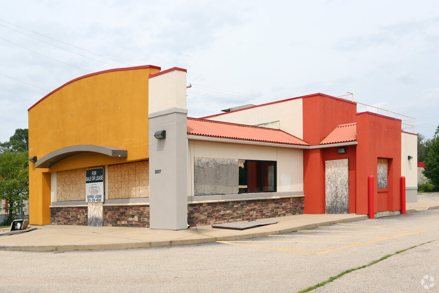 Primary Photo Of 3007 N Main St, Rockford Fast Food For Sale