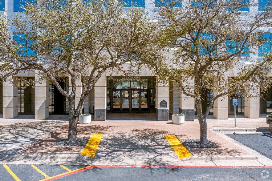 More Photos Of 2350 Airport Fwy, Bedford Office For Lease