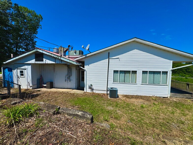 More Photos Of 19510 Leatherwood Rd, Salesville Freestanding For Sale