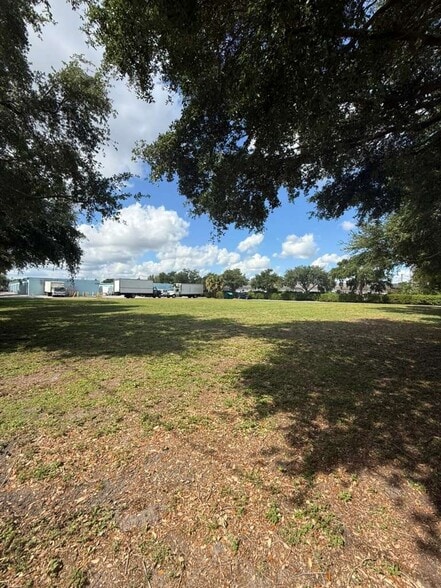 More Photos Of 3273-3289 Lake Worth Rd, Palm Springs Warehouse For Lease
