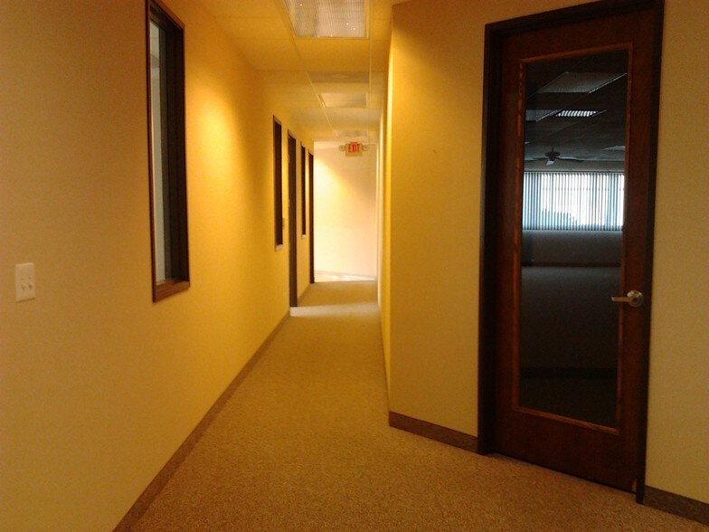 More Photos Of 5402 Gateway Ctr, Flint Office For Lease