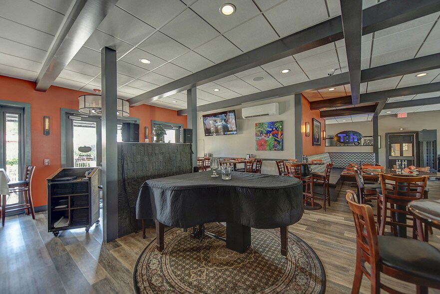 More Photos Of 514 NW Dixie Hwy, Stuart Restaurant For Sale