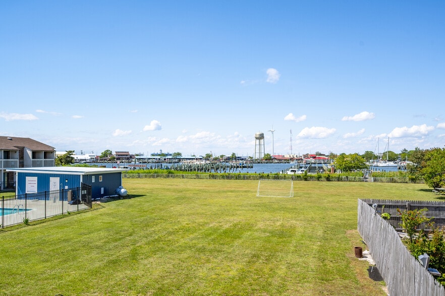More Photos Of 700 Norris Harbor Dr, Crisfield Hotel For Sale