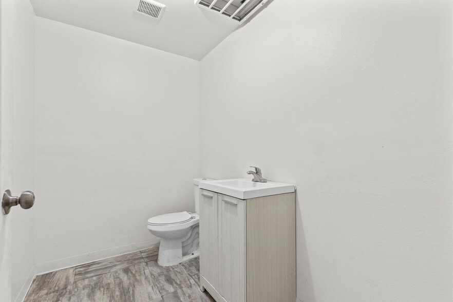 More Photos Of 204 E 11th St, Los Angeles General Retail For Sale